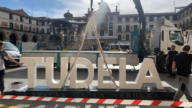 Instalaci&oacute;n del conjunto corp&oacute;reo con las letras de Tudela en la plaza de los Fueros de la capital Ribera. CEDIDA