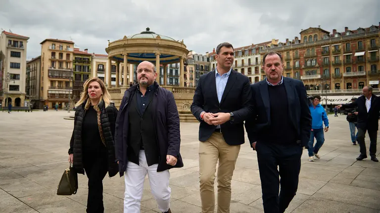 El presidente del PPN, Javier Garc&iacute;a, el presidente del PP Vasco, Carlos Iturgaiz, y el presidente del PP en Catalu&ntilde;a, Alejandro Fern&aacute;ndez, atienden a los medios de comunicaci&oacute;n en la Plaza del Castillo de Pamplona. PABLO LASAOSA