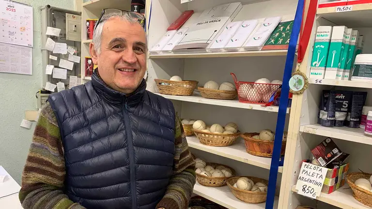 Javier Bari&aacute;in en Deportes Perkain en la calle de la Merced en Pamplona. Navarra.com