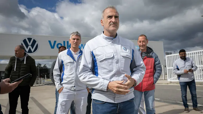 El presidente del comit&eacute; de empresa de Volkswagen Navarra, Alfredo Morales, atiende a los medios de comunicaci&oacute;n este jueves en Pamplona. EFE/ Villar L&oacute;pez