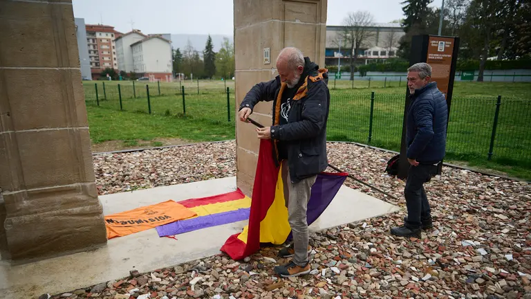 Contigo Navarra organiza un acto de homenaje con motivo del aniversario de la proclamaci&oacute;n de la Segunda Rep&uacute;blica. PABLO LASAOSA