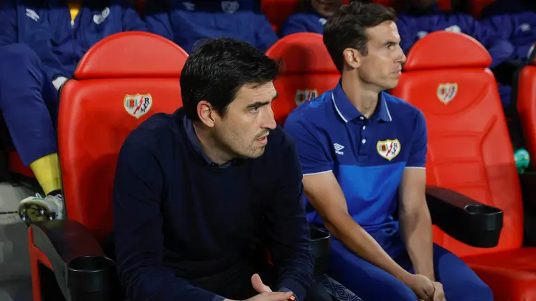 Andoni Iraola (i), t&eacute;cnico del Rayo Vallecano, momentos antes de comenzar el partido de la Jornada 29 de LaLiga Santander que Rayo Vallecano y CA Osasuna disputan en el Campo de F&uacute;tbol de Vallecas, este viernes. EFE/ Juanjo Martin