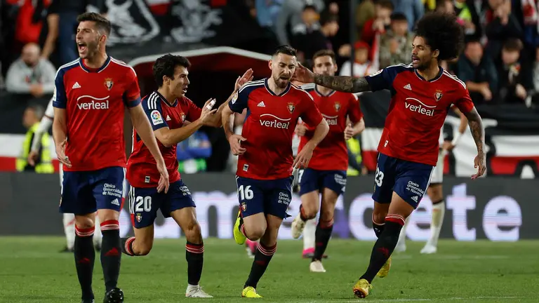Los jugadores del CA Osasuna celebran el gol de su equipo durante el partido de LaLiga Santander que Rayo Vallecano y CA Osasuna disputan este viernes en el Campo de F&uacute;tbol de Vallecas, en Madrid. EFE/Juanjo Mart&iacute;n