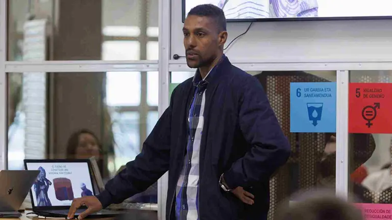 Tateh Lehbib, conocido como el loco del desierto, durante una de las actividades organizadas en la UPNA. CEDIDA