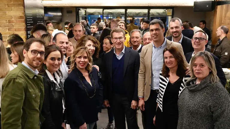 El presidente del Partido Popular, Alberto N&uacute;&ntilde;ez Feij&oacute;o, junto al presidente del partido en Navarra, Javier Garc&iacute;a, y otros cargos del partido en Pamplona. CEDIDA