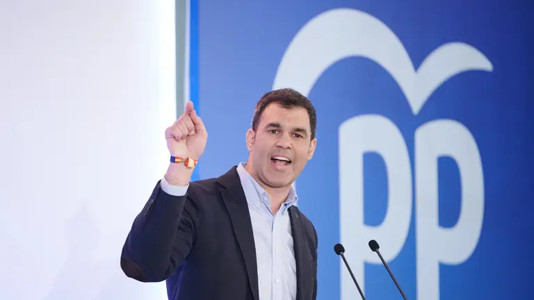El presidente del Partido Popular, Alberto N&uacute;&ntilde;ez Feij&oacute;o, participa en un acto del PP de Navarra junto al candidato del PP a la Alcald&iacute;a del Cintru&eacute;nigo, Marcos Navascues, y el presidente del PPN, Javier Garc&iacute;a. PABLO LASAOSA