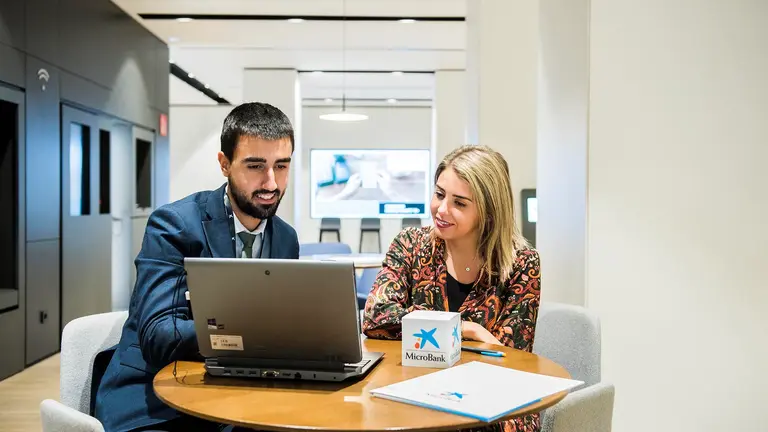 MicroBank contribuyen a la creaci&oacute;n de 218 empleos directos en Navarra en 2022. CAIXABANK