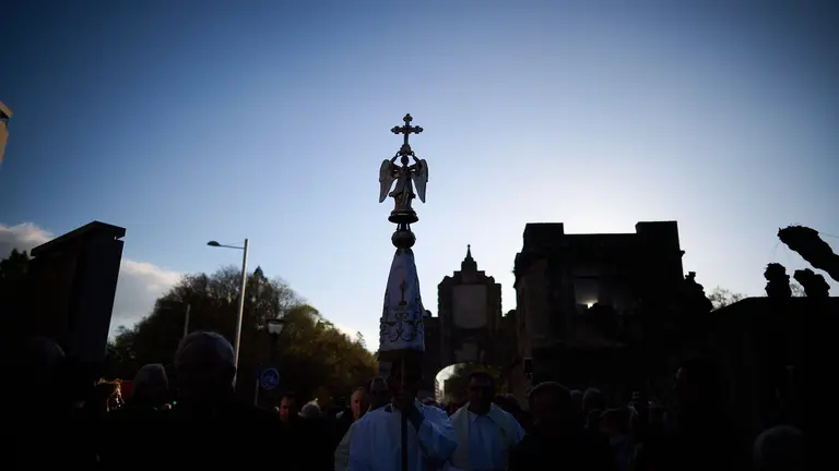 El &Aacute;ngel de Aralar llega a Pamplona, en su recorrido de 2023 por Navarra, recibido por el &Aacute;ngel de La Meca. PABLO LASAOSA