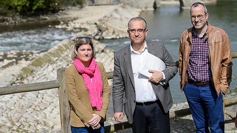 Enrique Maya, Juanjo Echeverr&iacute;a, Mar&iacute;a Garc&iacute;a-Barberena y Ferm&iacute;n Alonso visitan el r&iacute;o Arga a su paso por la Rochapea. PABLO LASAOSA 06