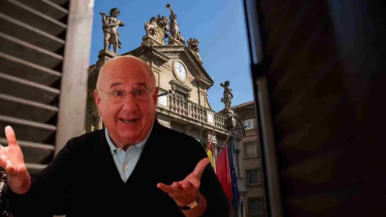 Alfredo Landa ante la fachada del Ayuntamiento de Pamplona. FOTOMONTAJE