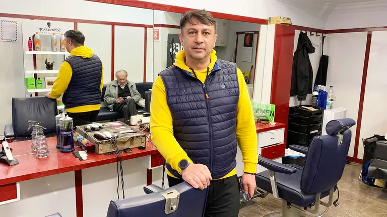 Aurel Constantin en la peluquer&iacute;a Garciand&iacute;a del casco viejo de Pamplona. Navarra.com