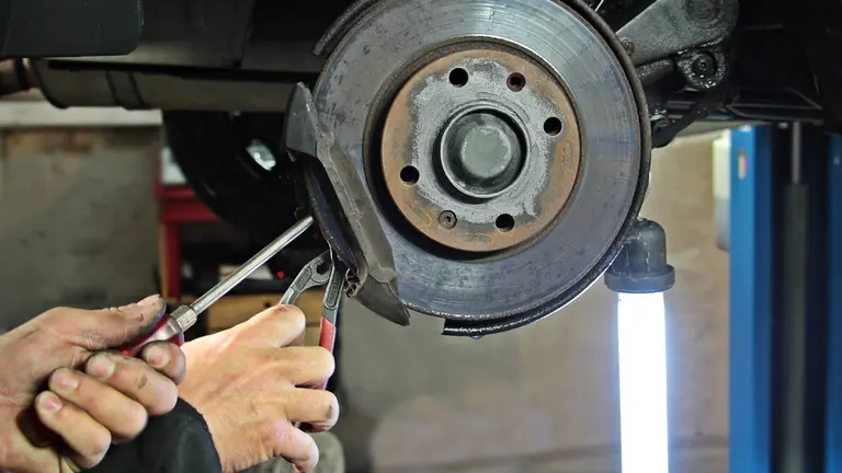 Imagen de archivo de un taller de reparaci&oacute;n de autom&oacute;viles. ARCHIVO