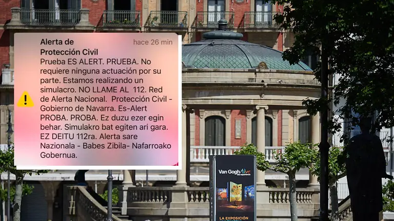 Mensaje de emergencias que han recibido en su m&oacute;vil todos los ciudadanos navarros.
Un hombre con mascarilla habla por el m&oacute;vil en la Plaza del Castillo de Pamplona en el segundo d&iacute;a de desconfinamiento de las medidas adoptadas por el Gobierno de Espa&ntilde;a seg&uacute;n el Estado de Alarma por COVID-19. En Pamplona, Navarra, a 3 de mayo de 2020.


3/5/2020