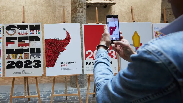 Presentaci&oacute;n de las diez obras finalistas del Concurso de Carteles de San Ferm&iacute;n 2023, en el Palacio del Condestable de Pamplona. I&Ntilde;IGO ALZUGARAY