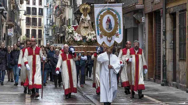 Procesi&oacute;n de la Octava de la Virgen del Camino por el casco viejod e Pamplona. PARROQUIA DE SAN SATURNIINO