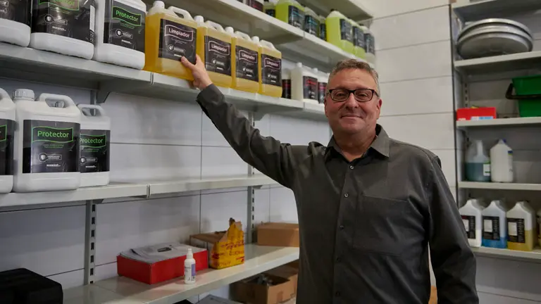 Ricardo Ubanell es uno de los tres socios de Ecolaver y Urban Clean. IRANZU LARRASOA&Ntilde;A