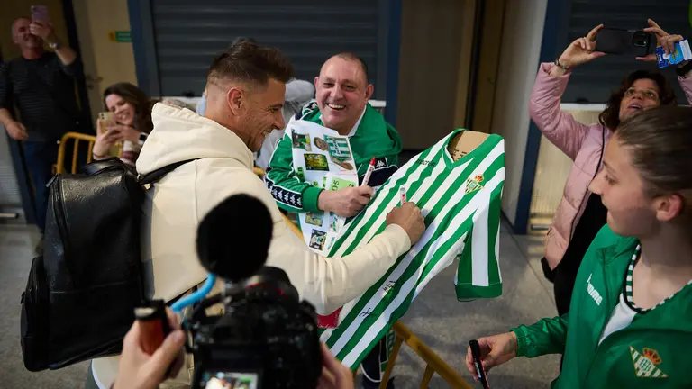 Los jugadores del Betis llegan a Pamplona para su encuentro contra Osasuna. PABLO LASAOSA