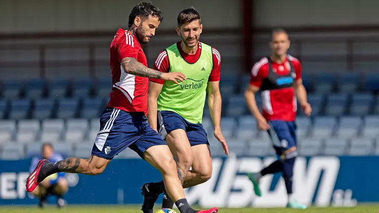 Rub&eacute;n Garc&iacute;a ante David Garc&iacute;a en un entrenamiento en Tajonar. CA Osasuna.
