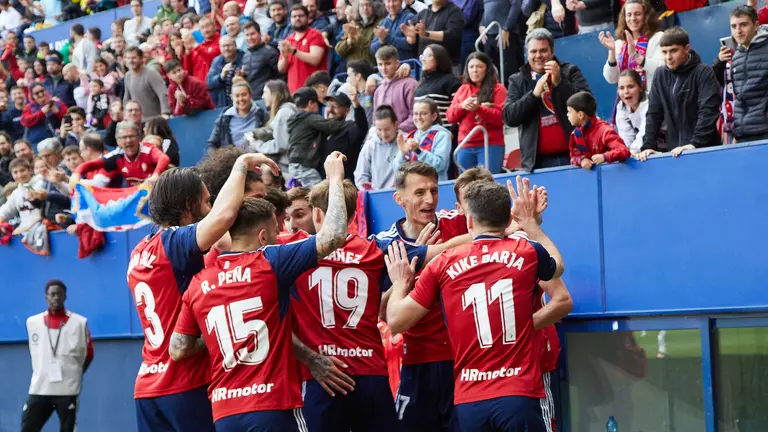 Los jugadores de Osasuna celebran un gol de Ante Budimir (1-0) durante el partido de la Liga Santander entre CA Osasuna y Real Betis disputado en el estadio de El Sadar en Pamplona. I&Ntilde;IGO ALZUGARAY