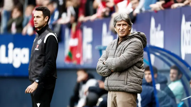 El chileno Mauricio Pellegrini es el entrenador del Betis en El Sadar. EFE/Jes&uacute;s Diges