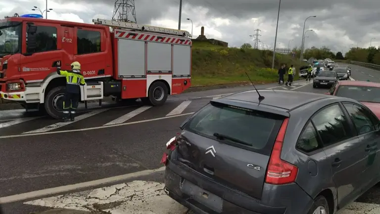 Efectivos de bomberos trabajan en el lugar del accidente vial. - BOMBEROS DE NAVARRA