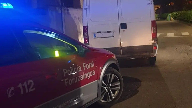 Un coche patrulla de la Poli&iacute;a Foral con el veh&iacute;culo interceptado. - POLIC&Iacute;A FORAL