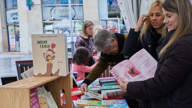 Diecisiete librer&iacute;as de la ciudad celebran la Feria del D&iacute;a del Libro 2023 en la avenida Carlos III de Pamplona. I&Ntilde;IGO ALZUGARAY