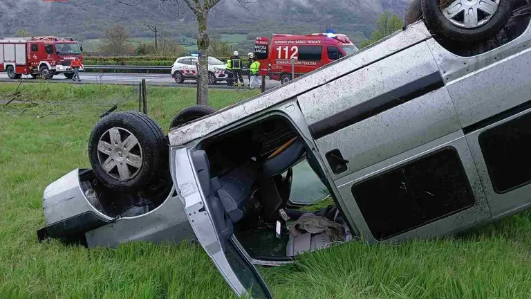 El coche volc&oacute; tras la salida de v&iacute;a en la A-10 a la altura de Ira&ntilde;eta. BOMBEROS DE NAVARRA