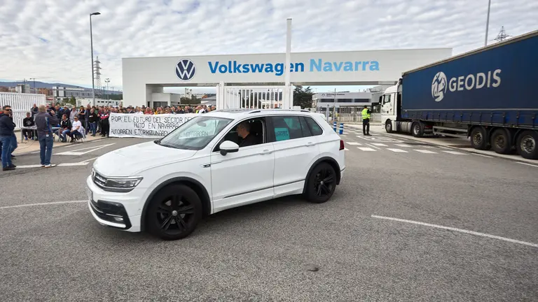 Concentraci&oacute;n del Comit&eacute; de Empresa de Volkswagen Navarra con la lectura y la posterior firma de un manifiesto en apoyo al futuro del sector del autom&oacute;vil en la comunidad foral, frente a la puerta principal de la f&aacute;brica en Landaben. I&Ntilde;IGO ALZUGARAY