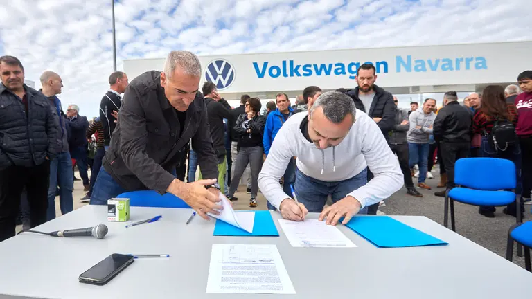 Concentraci&oacute;n del Comit&eacute; de Empresa de Volkswagen Navarra con la lectura y la posterior firma de un manifiesto en apoyo al futuro del sector del autom&oacute;vil en la comunidad foral, frente a la puerta principal de la f&aacute;brica en Landaben. I&Ntilde;IGO ALZUGARAY