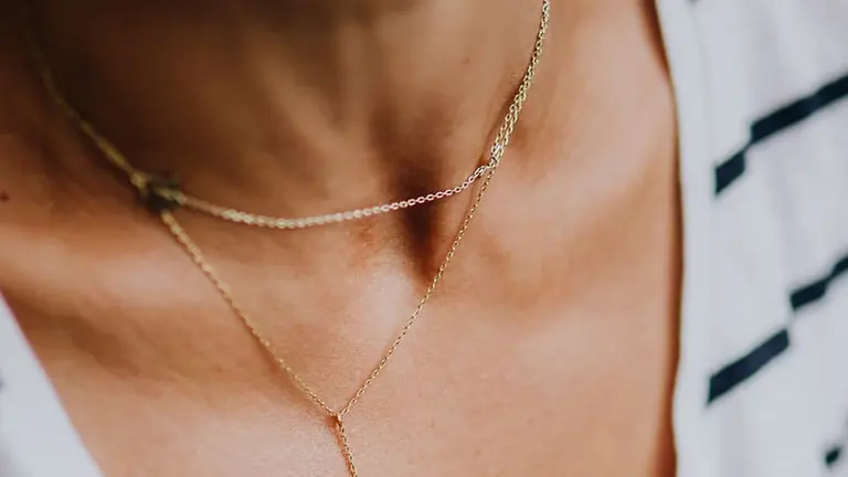 Imagen de archivo de una mujer con una cadena de oro. PXFUEL