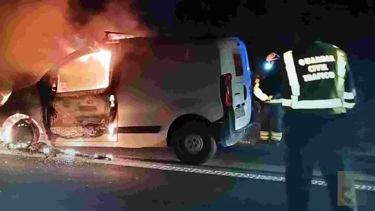 Un agente de la Guardia Civil de Navarra ante el veh&iacute;culo siniestrado en la AP-15. GUARDIA CIVIL