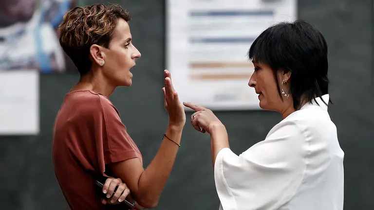 La presidenta del Gobierno de Navarra, Mar&iacute;a Chivite (i) y la  parlamentaria de EH Bildu Laura Aznal (d), en el atrio del parlamento durante la celebraci&oacute;n este jueves del primer pleno de control al gobierno. Aznal ha asegurado que en la coalici&oacute;n ven "con cierta preocupaci&oacute;n" las noticias sobre un posible traslado de producci&oacute;n de Landaben a Martorell, aunque ha pedido no "manipular" con este tema ni utilizarlo pol&iacute;ticamente. La candidata a presidenta del Gobierno de Navarra por EH Bildu ha se&ntilde;alado a los medios de comunicaci&oacute;n en el Parlamento foral que el veh&iacute;culo el&eacute;ctrico en s&iacute; mismo ya trae "un escenario de bastante incertidumbre" en cuanto a necesidades de plantilla e inversiones en instalaciones. EFE/ Jes&uacute;s Diges