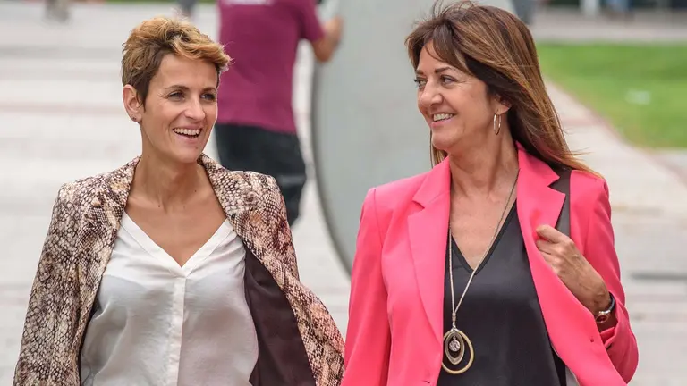 La secretaria general del PSE-EE, Idoia Mendia (d), ha presenta un libro este martes en Bilbao que recoge sus principales discursos y art&iacute;culos de los &uacute;ltimos a&ntilde;os, en un acto en el que ha estado acompa&ntilde;ada por la presidenta de Navarra, Mar&iacute;a Chivite (i).EFE/ Javier Zorrilla