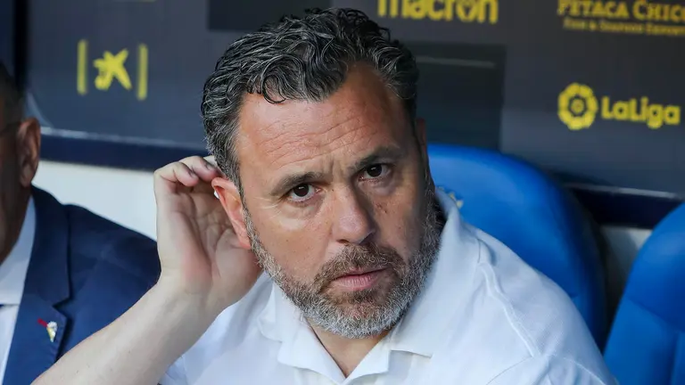 El entrenador del C&aacute;diz, Sergio Gonz&aacute;lez, durante el partido de Liga que enfrenta al C&aacute;diz CF y al Club Atl&eacute;tico Osasuna este martes en el estadio Nuevo Mirandilla. EFE/Rom&aacute;n R&iacute;os