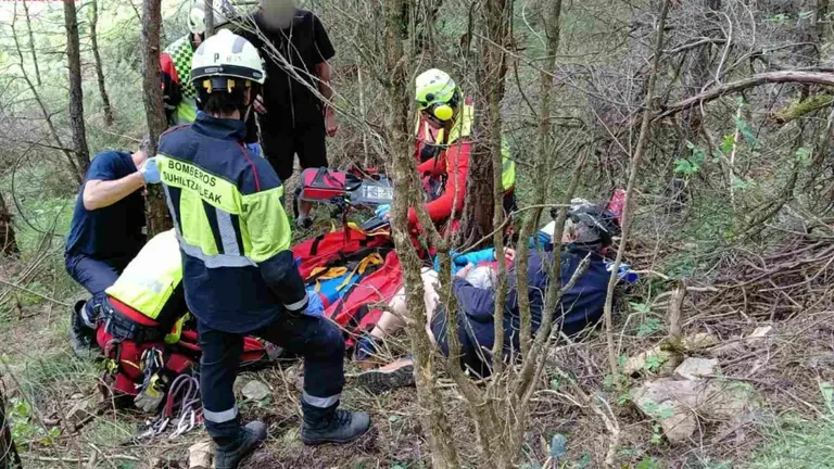 Rescate de una ciclista accidentada en Ester&iacute;bar. BOMBEROS DE NAVRRA