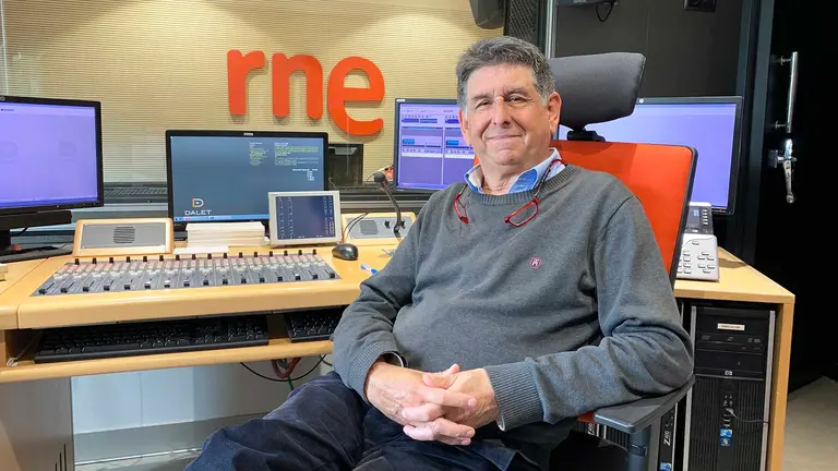 Miguel Setu&aacute;in Escales en los estudios de Rne Navarra en Pamplona. Navarra.com