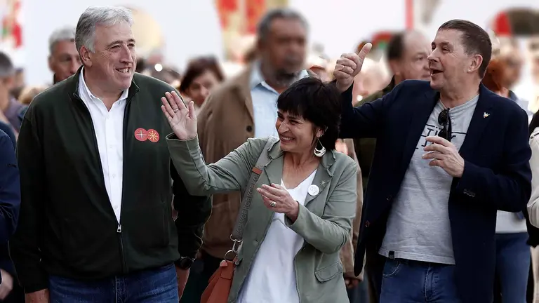Los candidatos en las pr&oacute;ximas elecciones al Ayuntamiento de Pamplona y al Gobierno de Navarra, Joseba Asir&oacute;n (2i), Laura Aznal (c), respectivamente y el secretario general de EH Bildu, Arnaldo Otegi (2d), en el inicio de la manifestaci&oacute;n donde miles de personas han participado este domingo desde la plaza Europa de Pamplona en el Aberri Eguna (d&iacute;a de la patria vasca) para reivindicar "democracia y soberan&iacute;a". Representantes del Sinn F&eacute;in irland&eacute;s, de los partidos catalanes ERC y CUP y de la formaci&oacute;n galega BNG acompa&ntilde;an a EH Bildu en el Aberri Eguna que celebra la izquierda independentista vasca en Pamplona. La manifestaci&oacute;n, primer acto de un programa festivo, ha partido desde la plaza de Europa finalizando en el parque de Antoniutti, donde los portavoces de la coalici&oacute;n abertzale han le&iacute;do un manifiesto. EFE/ Jes&uacute;s Diges