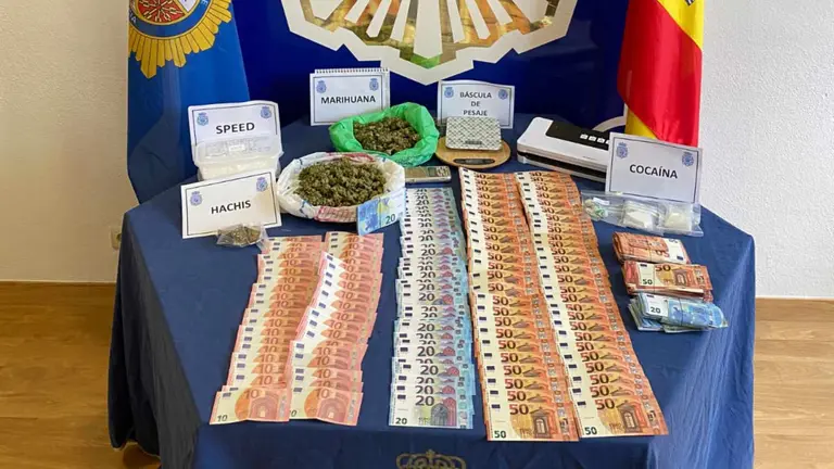 Droga y billetes falsos incautados en un piso del barrio de Lezkairu en Pamplona. POLIC&Iacute;A NACIONAL