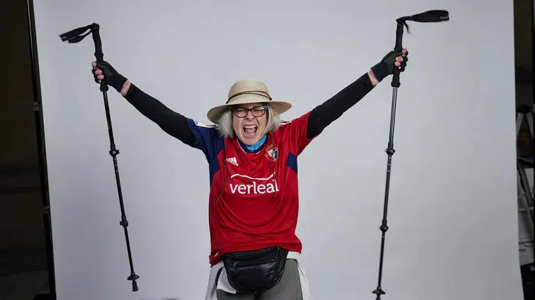 Una aficionada de Osasuna durante la grabaci&oacute;n de su mensaje de apoyo al equipo en el Ayuntamiento de Pamplona. AYUNTAMIENTO DE PAMPLONA