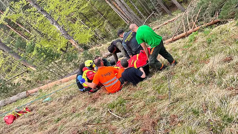 Imagen del momento del rescate del trabajador herido. GUARDIA CIVIL