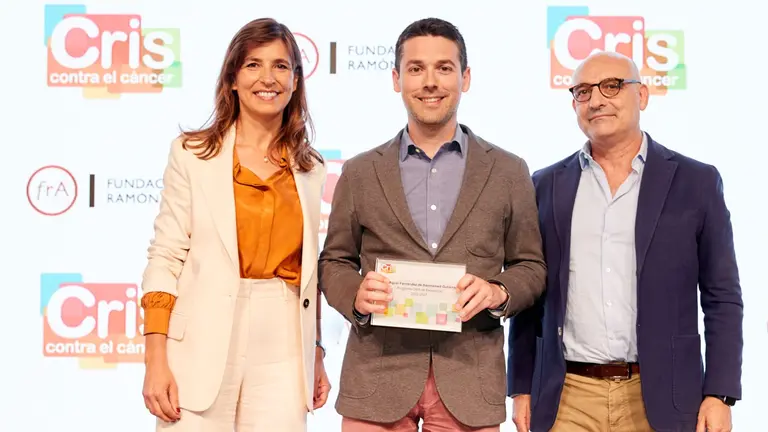 El Dr. Miguel Fern&aacute;ndez de Sanmamed, con Lola Manterola, presidenta de la Fundaci&oacute;n CRIS contra el c&aacute;ncer, y el Dr. Joaqu&iacute;n Mart&iacute;nez, Jefe del Servicio de Hematolog&iacute;a y Hemoterapia del Hospital Universitario 12 de octubre. CEDIDA