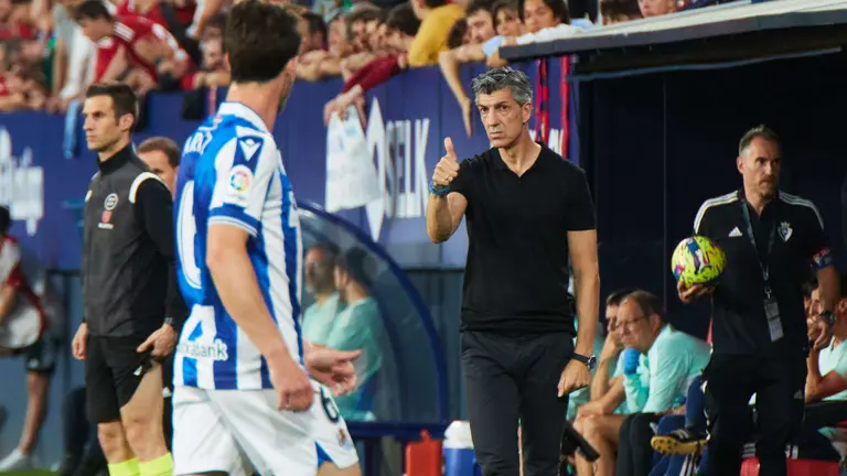 Aritz Elustondo (6. Real Sociedad) y Imanol Alguacil (entrenador Real Sociedad) durante el partido de la Liga Santander entre CA Osasuna y Real Sociedad disputado en el estadio de El Sadar en Pamplona. I&Ntilde;IGO ALZUGARAY