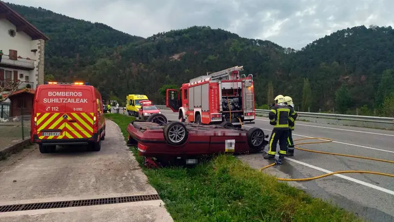 El coche qued&oacute; volcado en el arc&eacute;n. BOMBEROS DE NAVARRA