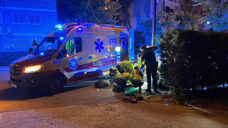 El Samur atiende a uno de los heridos en la reyerta. EMERGENCIAS MADRID