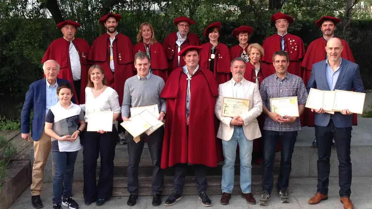 Miembros de la Cofrad&iacute;a del Vino de Navarra junto a los premiados de 2022. COFRAD&Iacute;A DEL VINO DE NAVARRA