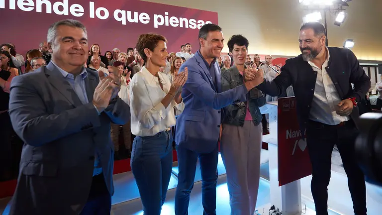El secretario general del PSOE y presidente del Gobierno, Pedro S&aacute;nchez, interviene junto con la secretaria general del PSN-PSOE y candidata a la reelecci&oacute;n de Navarra, Mar&iacute;a Chivite, en el acto de presentaci&oacute;n de la candidata a la alcald&iacute;a de Pamplona, Elma Saiz, en Baluarte. I&Ntilde;IGO ALZUGARAY