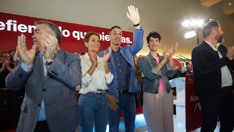 El secretario general del PSOE y presidente del Gobierno, Pedro S&aacute;nchez, interviene junto con la secretaria general del PSN-PSOE y candidata a la reelecci&oacute;n de Navarra, Mar&iacute;a Chivite, en el acto de presentaci&oacute;n de la candidata a la alcald&iacute;a de Pamplona, Elma Saiz, en Baluarte. I&Ntilde;IGO ALZUGARAY
