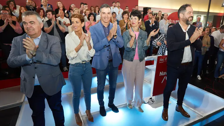 El secretario general del PSOE y presidente del Gobierno, Pedro Sánchez, interviene junto con la secretaria general del PSN-PSOE y candidata a la reelección de Navarra, María Chivite, en el acto de presentación de la candidata a la alcaldía de Pamplona, Elma Saiz, en Baluarte. IÑIGO ALZUGARAY