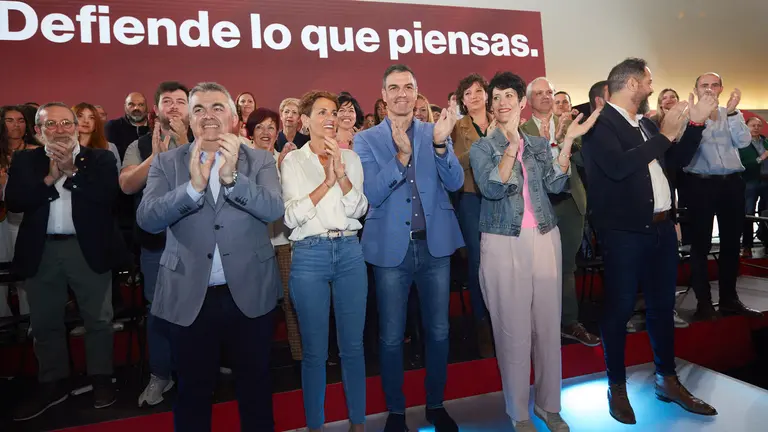 El secretario general del PSOE y presidente del Gobierno, Pedro S&aacute;nchez, interviene junto con la secretaria general del PSN-PSOE y candidata a la reelecci&oacute;n de Navarra, Mar&iacute;a Chivite, en el acto de presentaci&oacute;n de la candidata a la alcald&iacute;a de Pamplona, Elma Saiz, en Baluarte. I&Ntilde;IGO ALZUGARAY